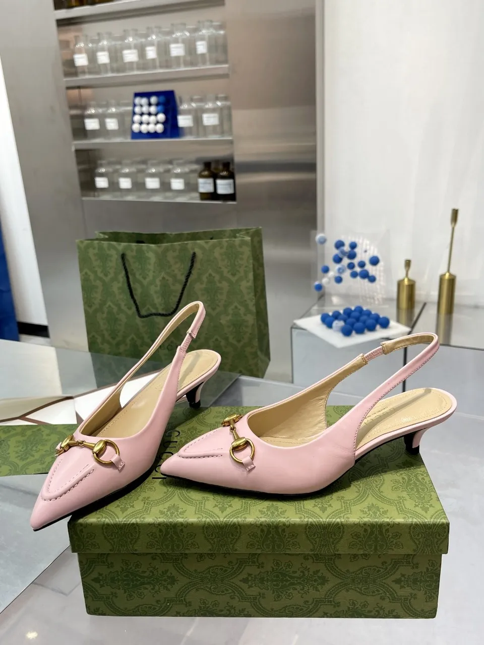👟👟Ex-factory price 440👟👟 (genuine leather sole +40) Gucci Signoria pumps are named after the central square of Florence, recreating the classic and elegant style of the birthplace of the brand. Combining shiny patent leather with a pointed toe, these shoes are embellished with Gucci's signature chain, adding a stylish edge to your new season wardrobe. Upper: Made of first-layer imported patent cowhide/sheepskin lining. Outsole: rubber non-slip outsole/genuine leather outsole. Size: 35-42 (34/41 42 customized, non-refundable)